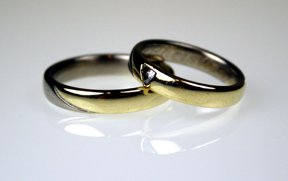 Foto von zwei goldenen Eheringen - Wer kirchlich heiraten möchte, sollte die Trauung rechtzeitig anmelden und ein Traugespräch mit einem Pfarrer oder einer Pfarrerin verabreden - gerne auch ein Jahr im Voraus.