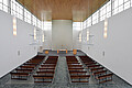 Ein offener, heller Kirchenraum in moderner Architektur.