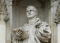 Dietrich Bonhoeffer - einer der Glaubenszeugen schlechthin im Protestantismus - erhielt als Märtyrer des 20. Jahrhunderts sogar eine Statue in der Abtei von Westminster in London. (Foto: Falco/Pixabay)