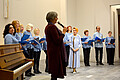 Pfarrerin Bettina Donath-Kreß stellt den ukrainischen Chor "Paragraph 24" vor.