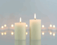 Die angezündeten Kerzen auf den Fensterbänken sollen zeigen, dass die Menschen aneinander denken.