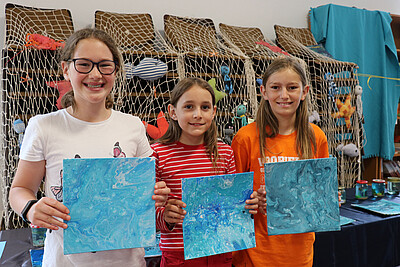 Philina, Anni und Ria (v.l.) haben in der Meeres-Gruppe tolle Bilder mit der "Fluid-Painting"-Technik gemalt.