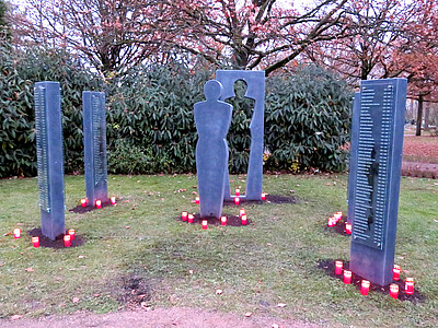Auf dem Aachener Friedhof Hüls erinnern Namensstelen an Menschen, die ohne Angehörige verstorben sind.