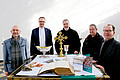 Pfarrer Armin Drack (l.) und seine katholischen Kollegen präsentieren Exponate der Aachener "Schatzsuche" im Vorfeld der Heiligtumsfahrt.
