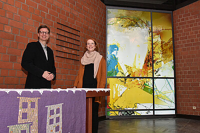 Pfarrer Dr. John Nicholls und Vikarin Lena Wolking stellten das Fenster vorab der Presse vor.