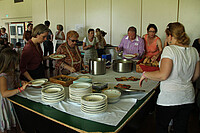 Beim Gemeindefest wurde den Besuchern unter anderem ein kostenloses Mittagessen angeboten