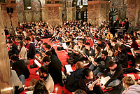 Im mit Teppich ausgelegten Oktogon des Aachener Doms machten es sich die jungen Menschen auf dem Boden bequem.