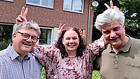 Pfarrer Hans Christian Johnsen, Pfarrerin Monica Schreiber und Pfarrer Uwe Loeper (v.l.) können nicht nur über die Kirche, sondern auch über sich selber lachen.