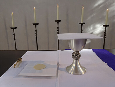 In der Annakirche wird das Abendmahl in einer Form gefeiert, die dem Infektionsschutz entspricht und der Würde des Abendmahls gerecht wird.