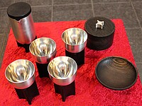 Das neue Abendmahlsgeschirr ist aus Sterling-Silber und Mooreiche gefertigt - Geräte auf einem Tisch