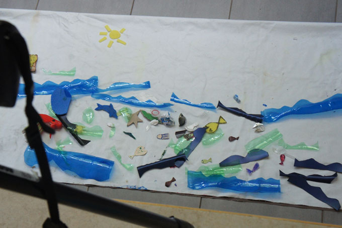 Mit Plastikschnipseln schufen die Kinder einen selbst entwickelten Stop-Motion-Trickfilm, in dem zwei Freunde Müll aus dem Meer fischen und dafür einen Preis bekommen.