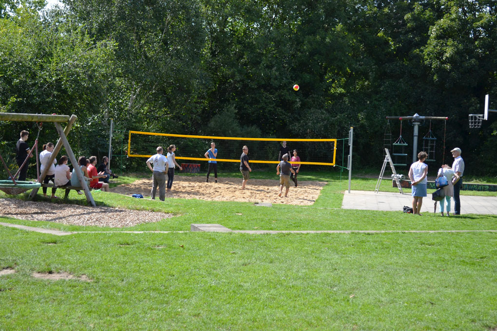 Ansicht des Außengeländes mit großer Wiese und Volleyballfeld: Im Sommer lockt das große Außengelände mit vielfältigen Möglichkeiten für Aktivitäten. 