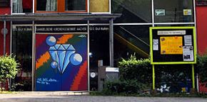 Außenansicht des Eingangs: Die OT Gut Kullen, das Zentrum für junge Menschen im Aachener Westen, ist montags bis freitags nachmittags geöffnet. 